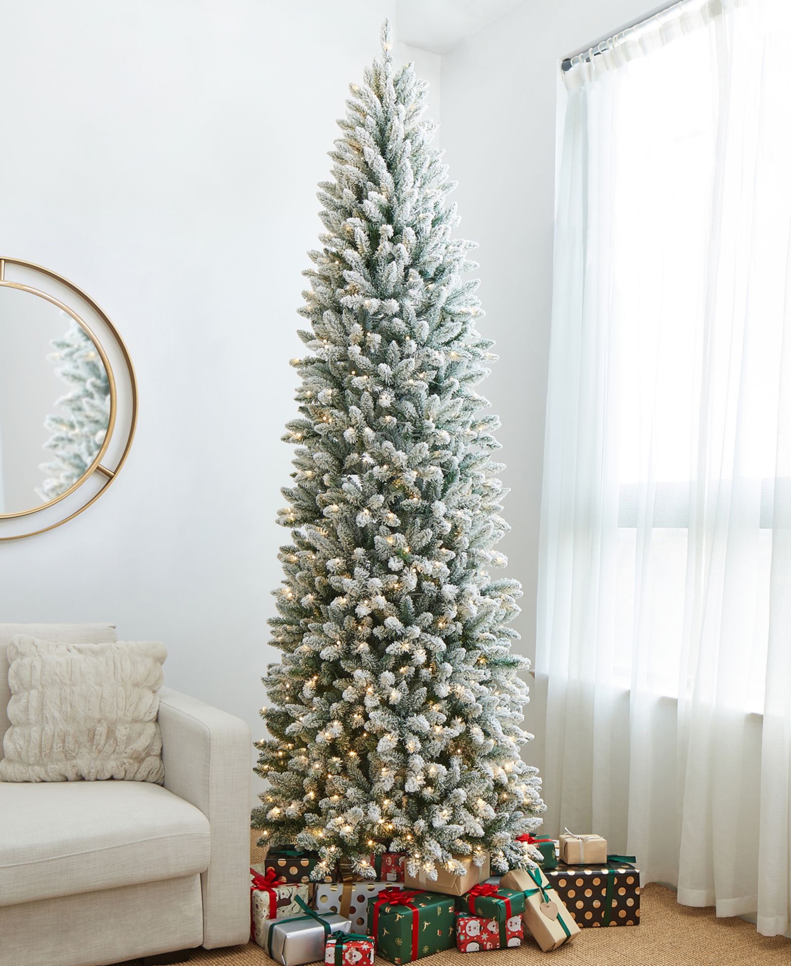 Искусственная ель Glitzhome Pre-Lit Flocked Pencil Fir с 600 теплыми белыми огнями, 9 футов