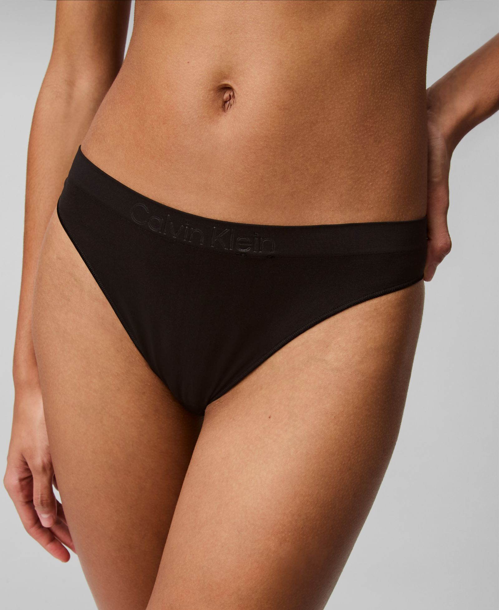 Calvin Klein Женские трусы-стринги Bonded Flex QD3958