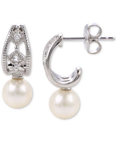 Серьги-кольца J-Hoop с натуральным речным жемчугом (6mm) и созданным в лаборатории белым сапфиром (1/5 ct. t.w.) в серебряном покрытии