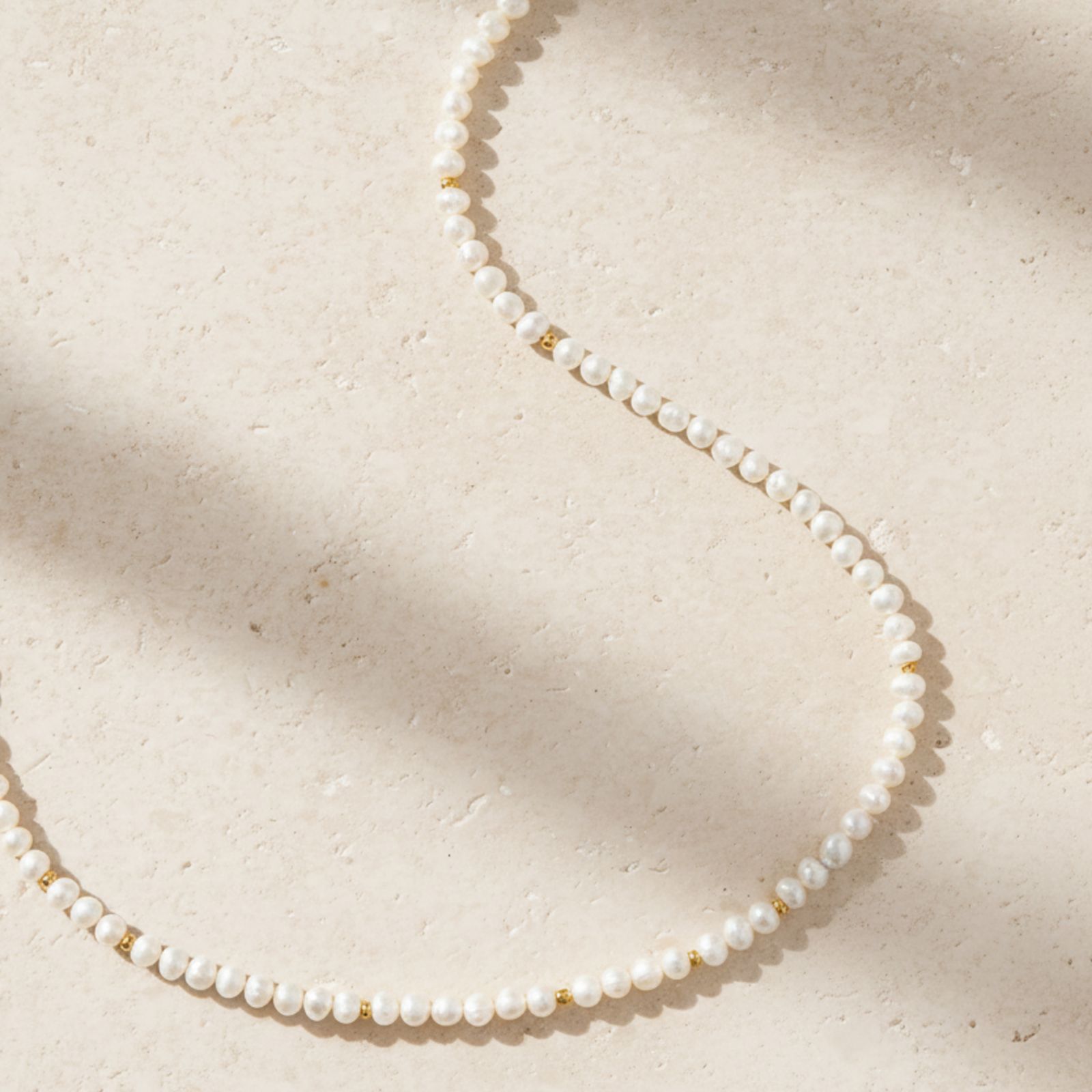 Ожерелье Joey Baby Freshwater Seed Pearl Strand с золотистыми бусинами