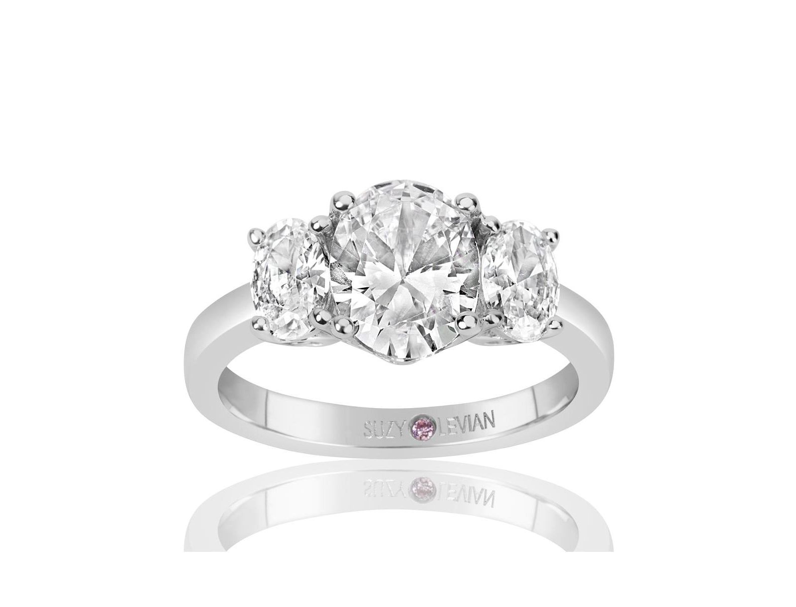 Suzy Levian кольцо с белым овальным кубическим цирконием 3-Stone Center Stone из стерлингового серебра