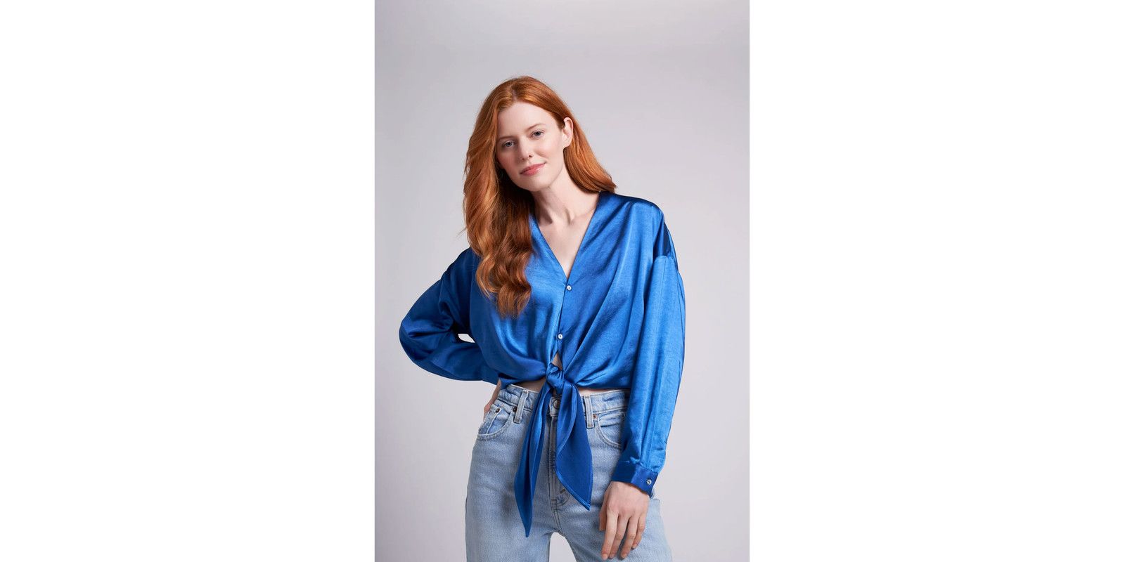 Женская блузка Caldwell Collection Emma Oversized Crinkled Satin Button and Tie Front Cropped
