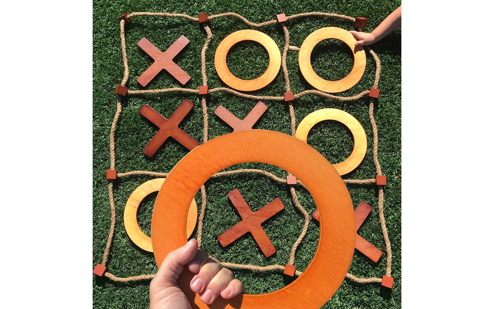 Деревянная игра Tic Tac Toe Premium Giant (All Weather) | 3ft x 3ft | Big Wood X & O Pieces w/ Rope Game Board Tic Tac Toss