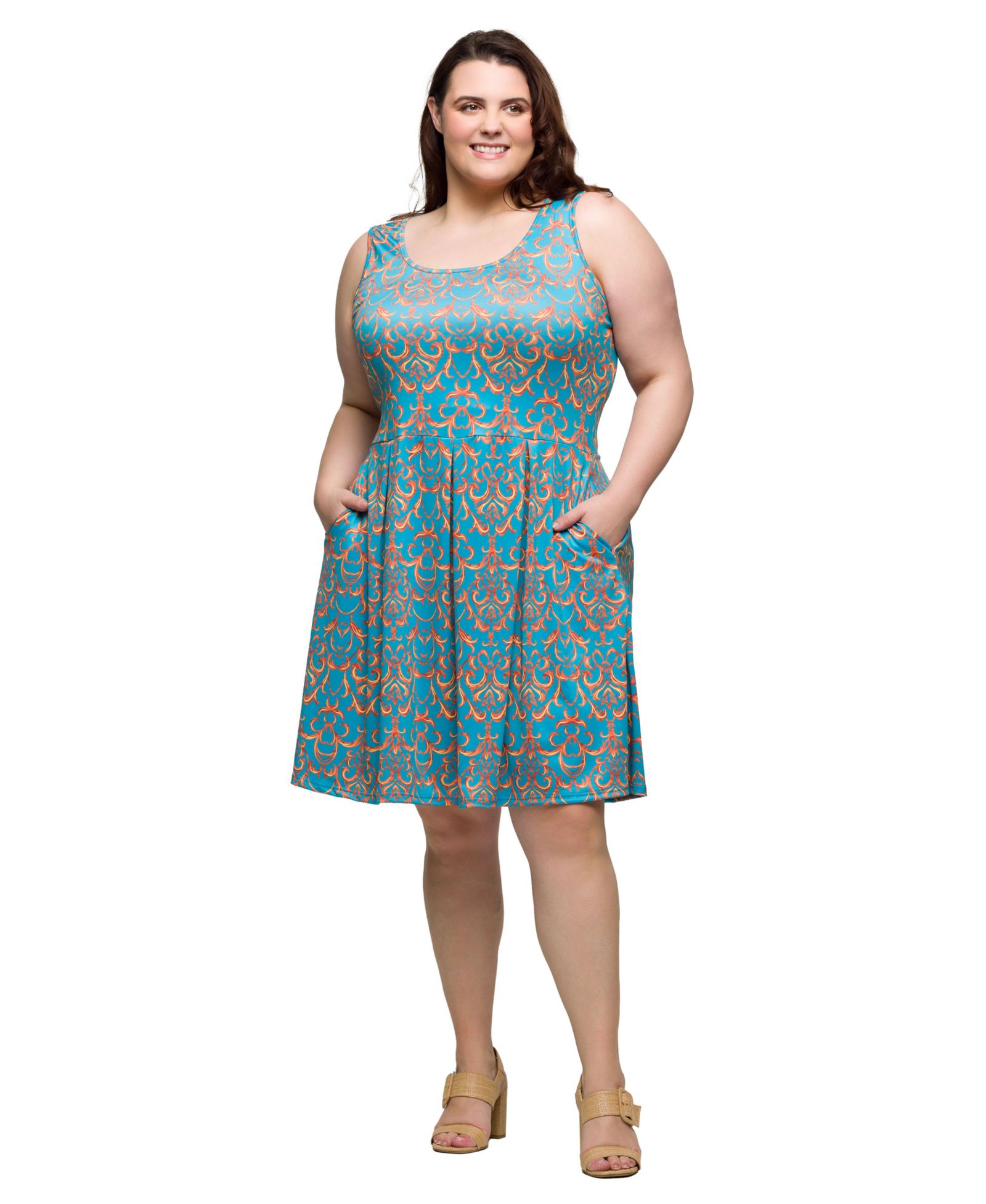 Платье 24seven Comfort Apparel Plus Size без рукавов с плиссировкой и карманами, длиной до колена