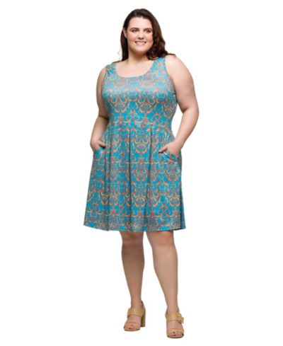 Платье 24seven Comfort Apparel Plus Size без рукавов с плиссировкой и карманами, длиной до колена