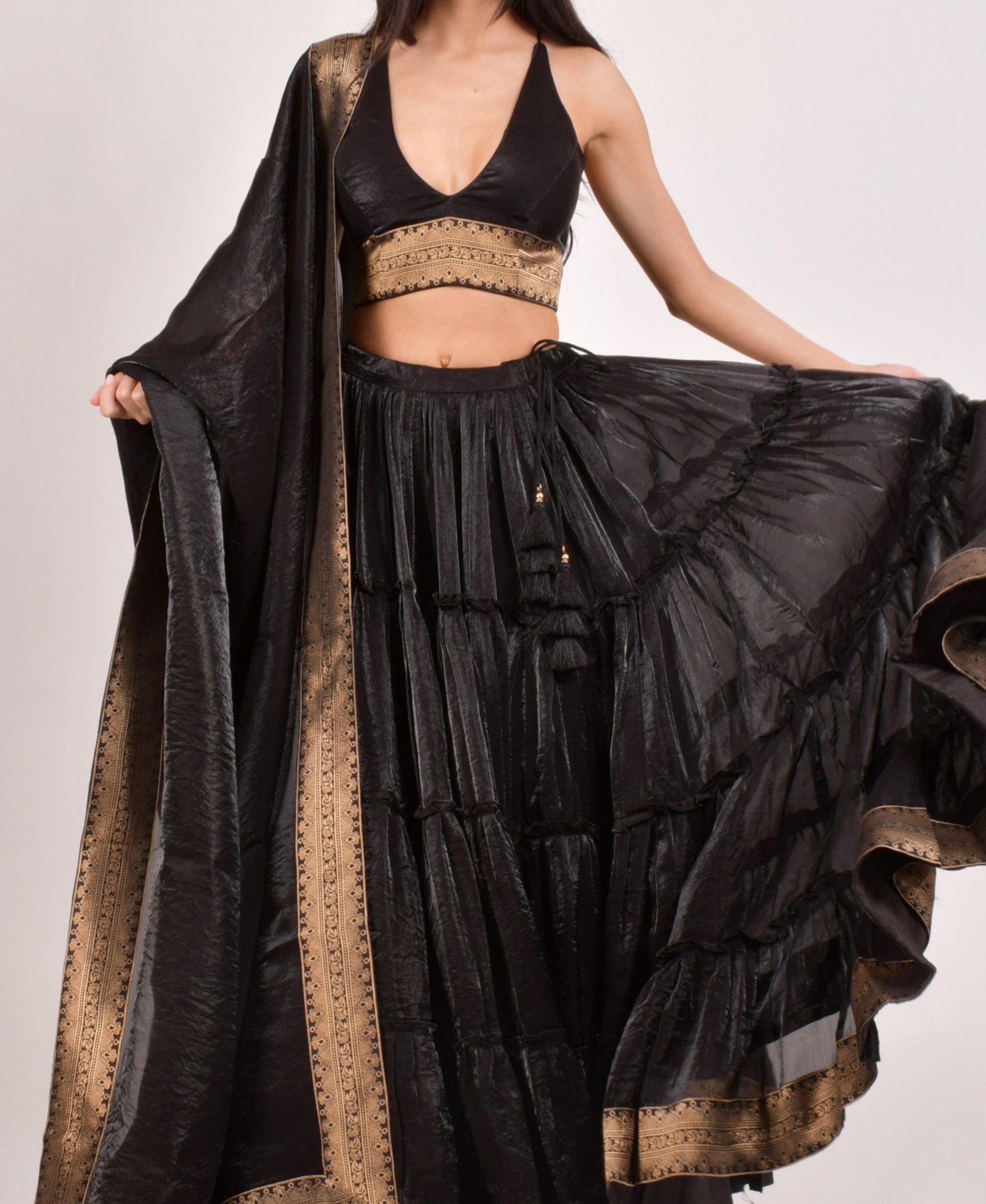Лехенга-чоли RAAS Women's Tiered Shimmer Black