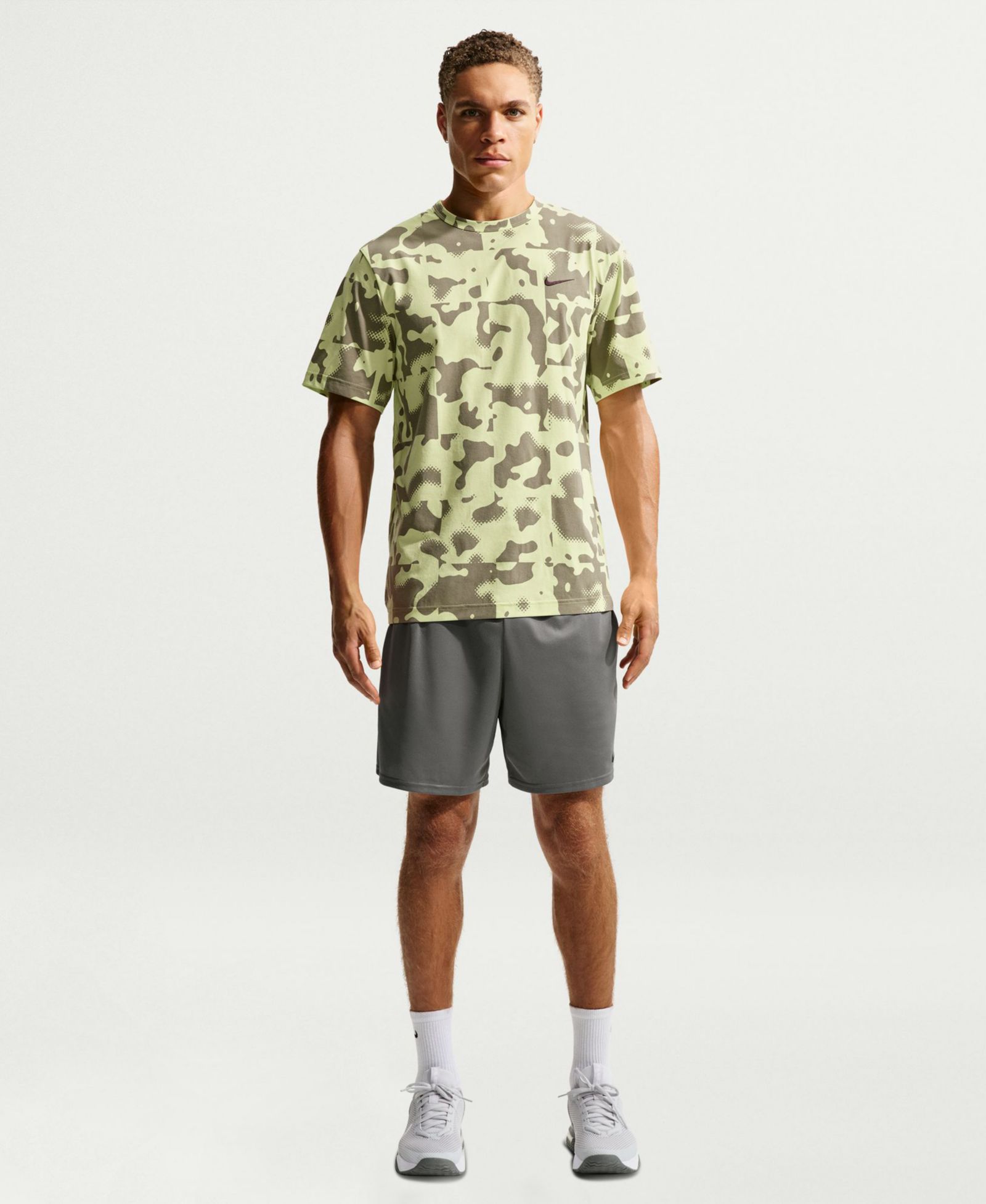 Nike Men's Hyverse Dri-FIT UV Short-Sleeve Training Crewneck T-Shirt