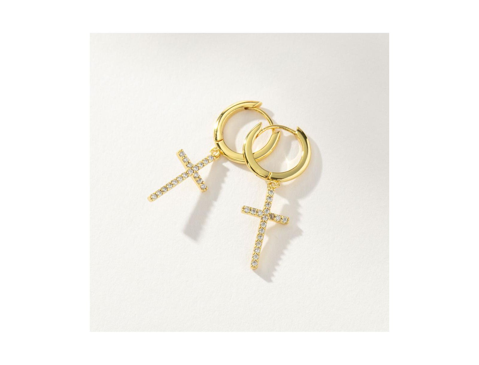Серьги-кольца Uncommon James 14K Gold-Plated Pave Cross Huggie, 0.5"
