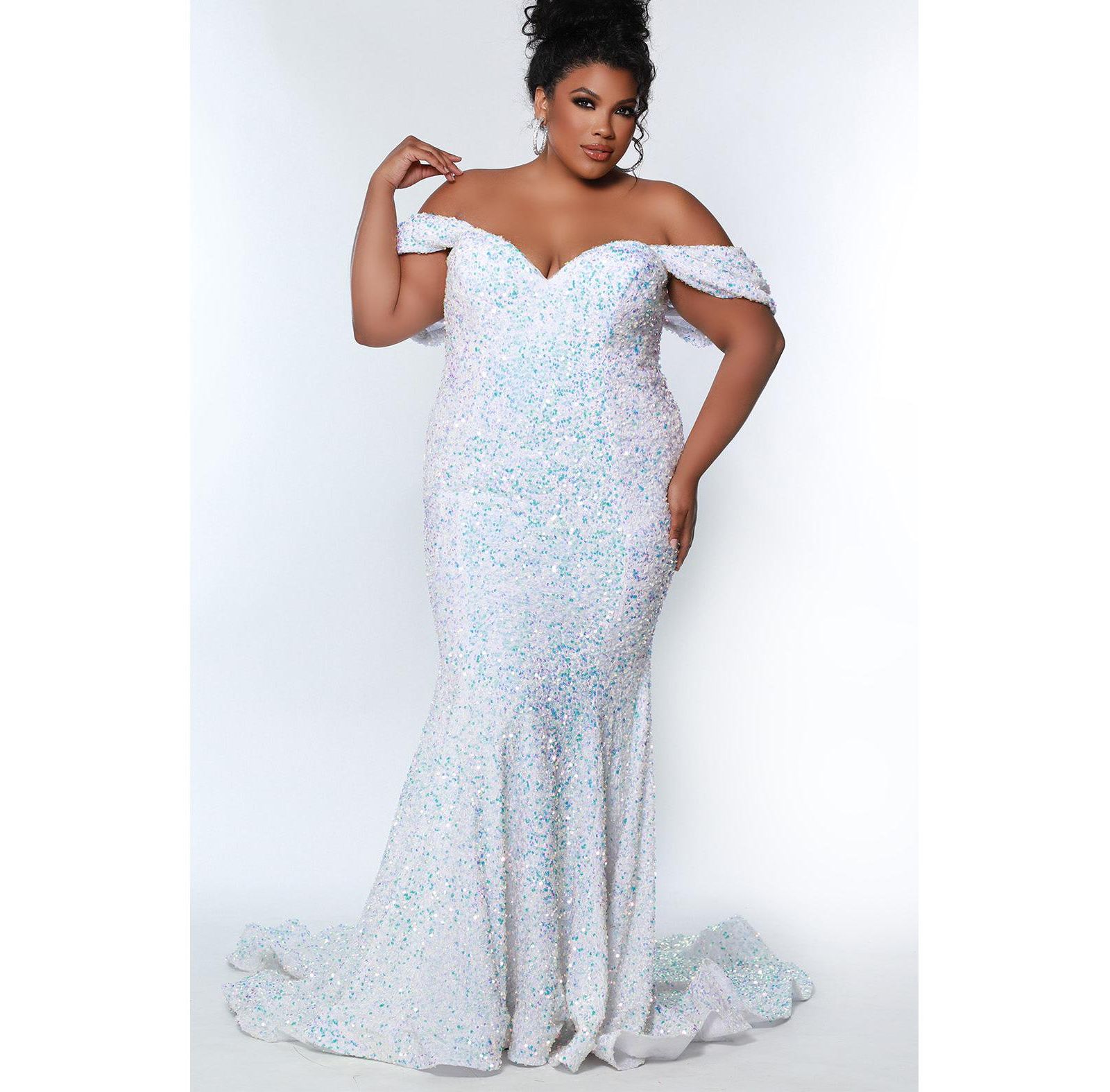 Вечернее платье Johnathan Kayne для Sydney's Closet Plus Size с пайетками и бархатом