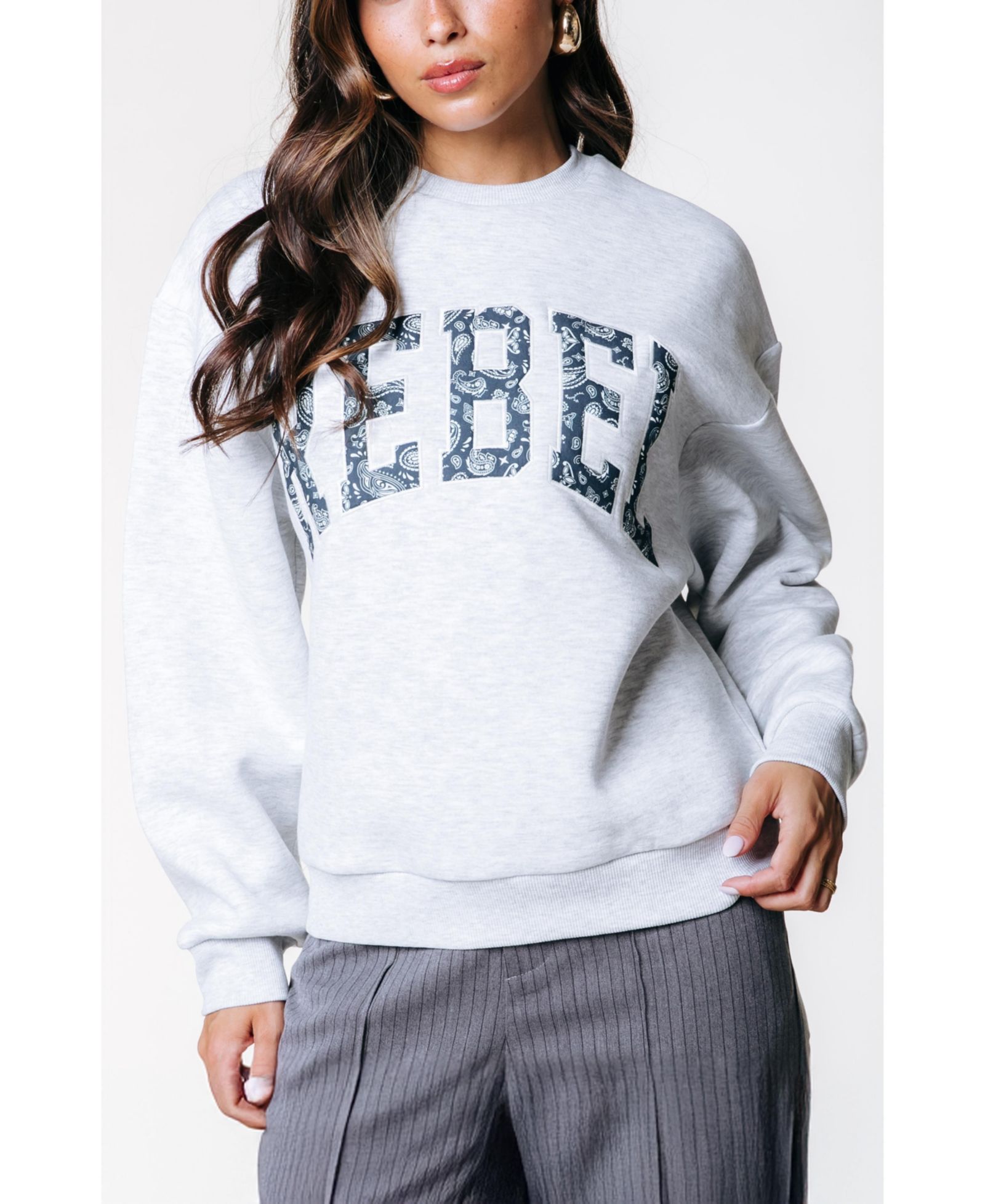 Женское свитшот Colourful Rebel с узором пейсли и спущенным плечом