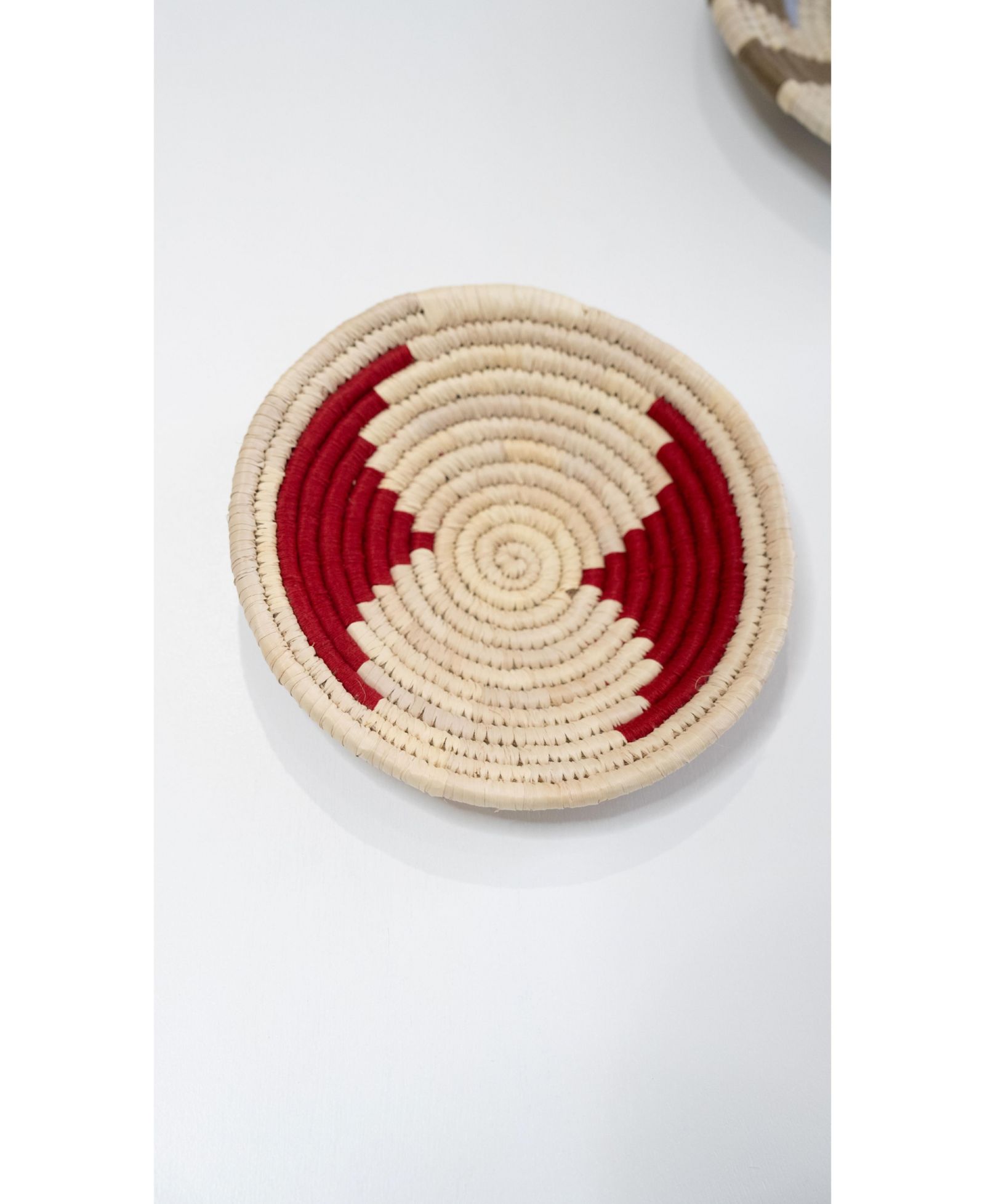 Декоративная настенная корзина Wicker Village из травы сабай, бохо стиль, красно-бежевая, 12 x 12 x 2 in