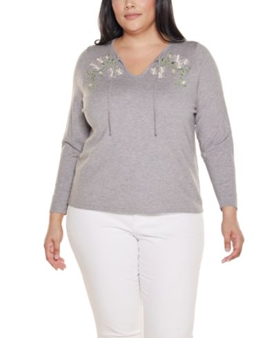Женский свитер Belldini Plus Size с вышивкой в виде цветов и разрезом на шее