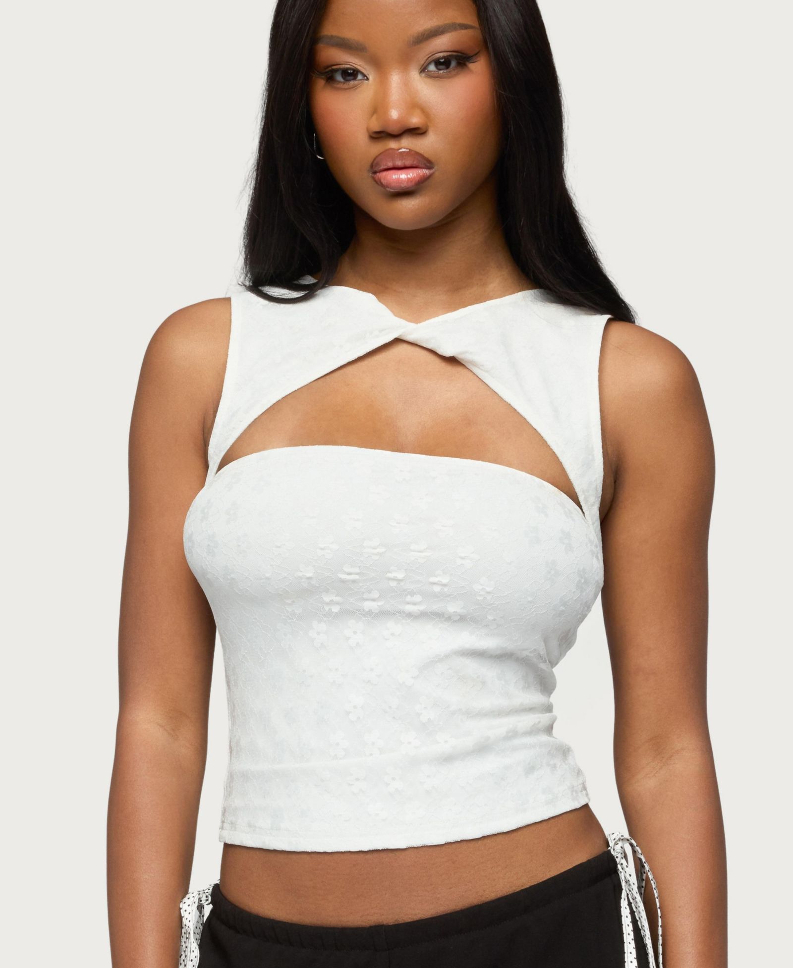 Женский топ Edikted Elisia Twist Cutout Flower Lace