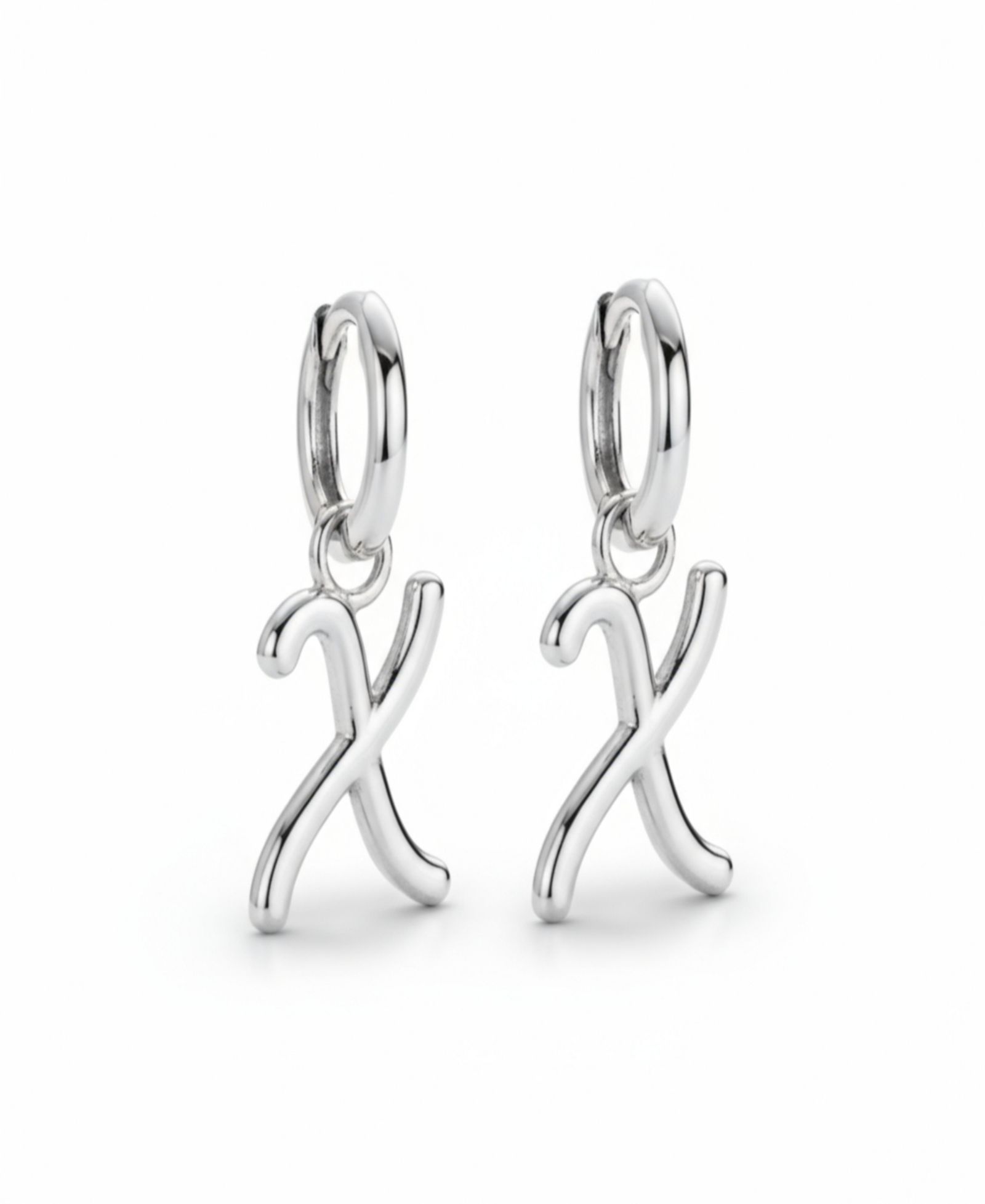 Мини-серьги-кольцо Oak & Luna Signature Initial