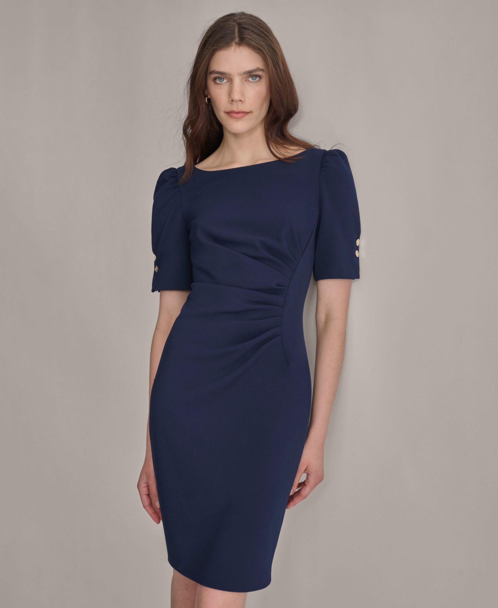 Платье-футляр DKNY Petite с драпировкой и украшениями на шее