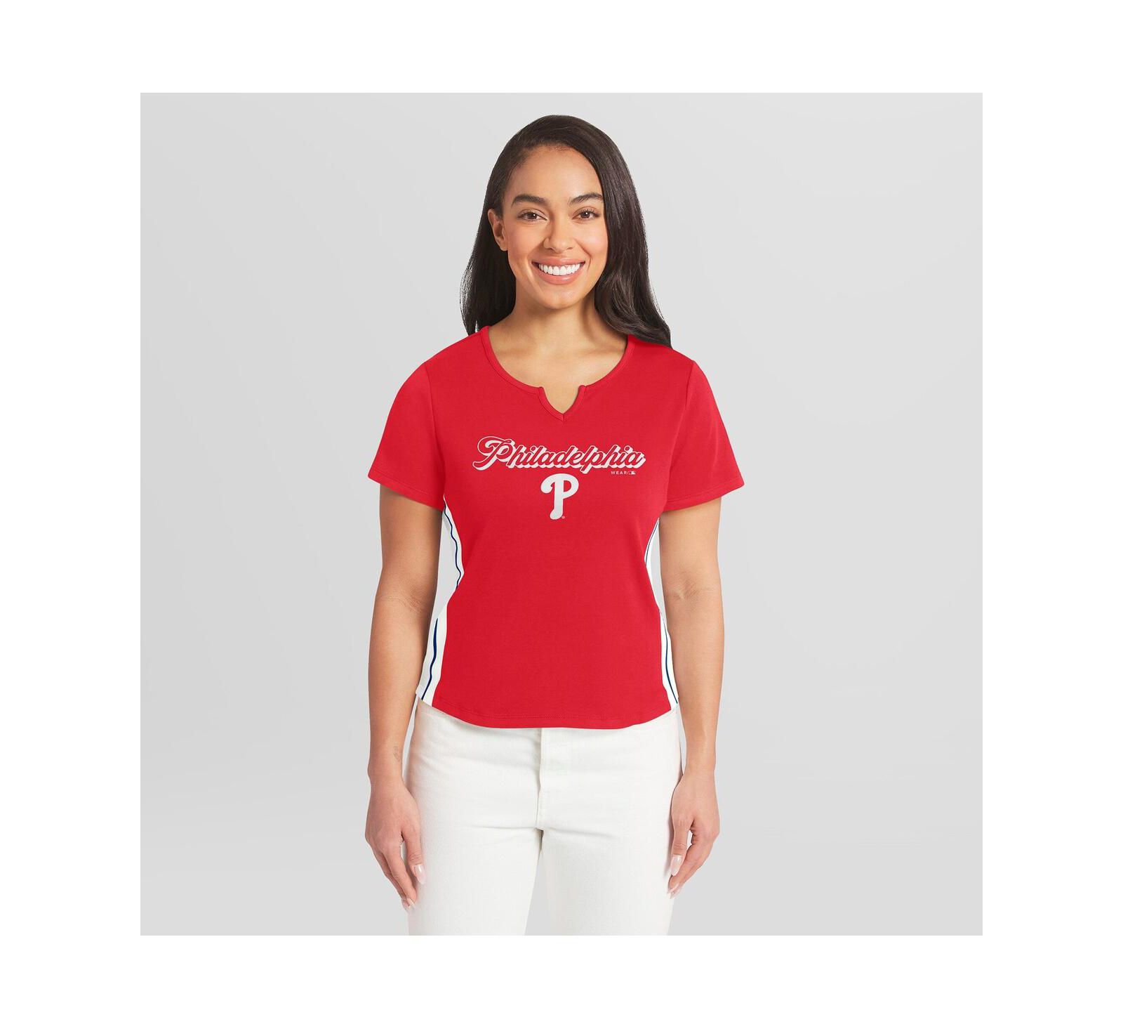 Укороченная футболка WEAR by Erin Andrews Women's Red Philadelphia Phillies Notch Neck Cropped
