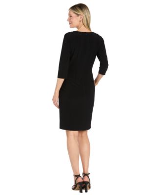 Платье-футляр R & M Richards Petite Boat Neck Buckle Sheath