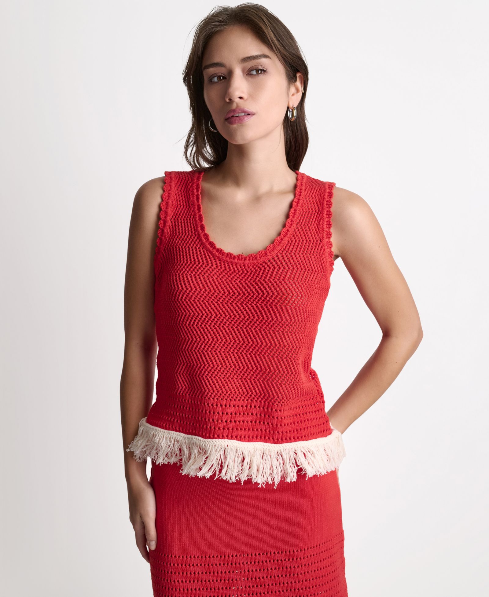 BCBG Женский топ-майка с открытым вырезом и бахромой