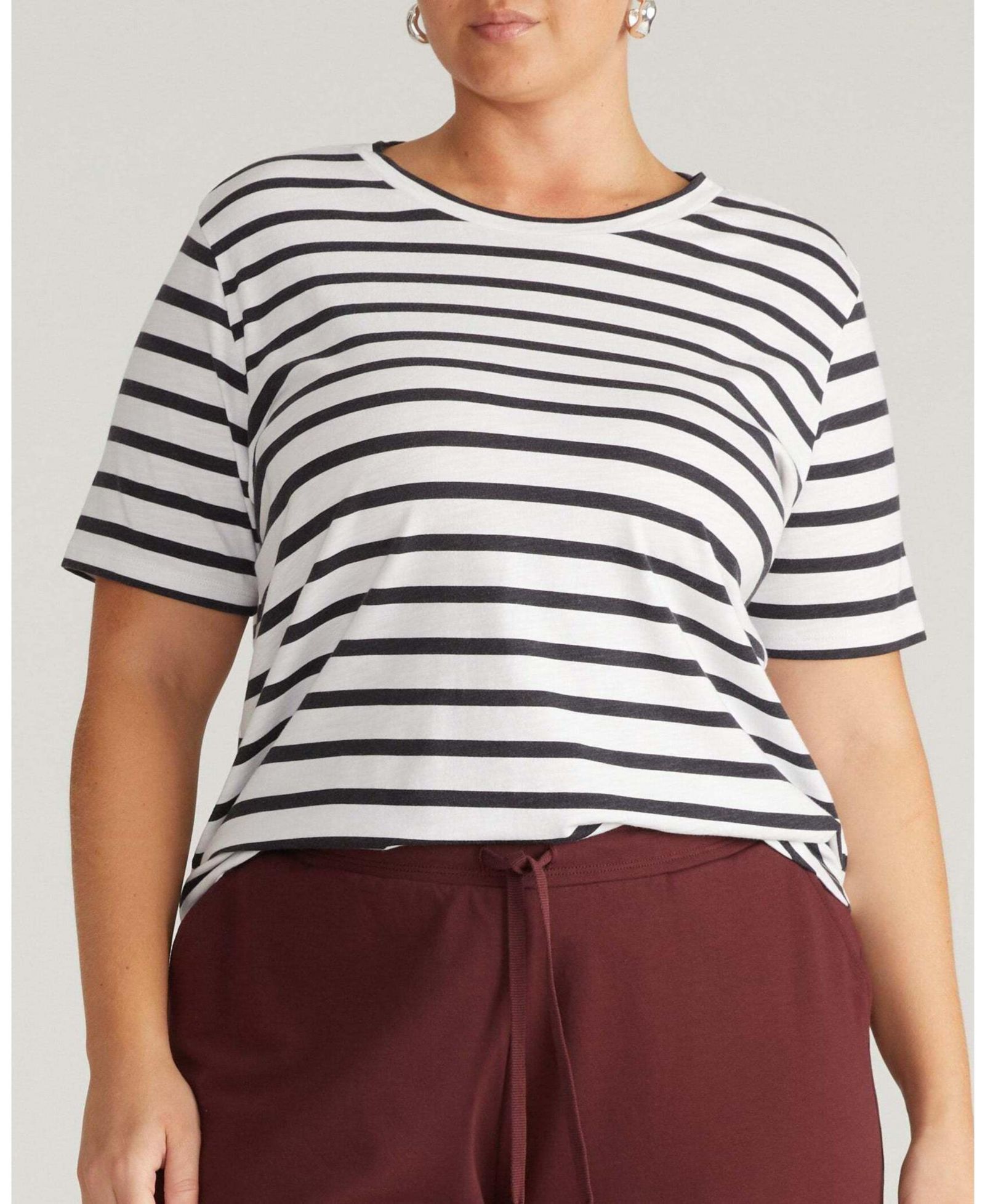 Футболка Universal Standard Plus Size Light-As-Air Tee Rex