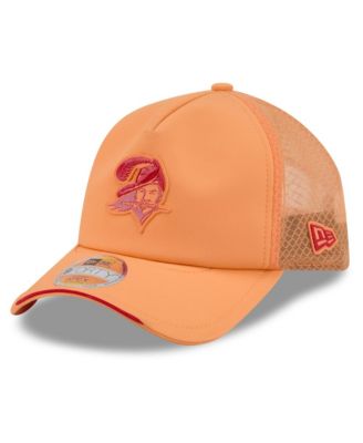 Мужская регулируемая кепка New Era Tampa Bay Buccaneers 2026 Sideline Throwback Apex 9FORTY Trucker, оранжевая