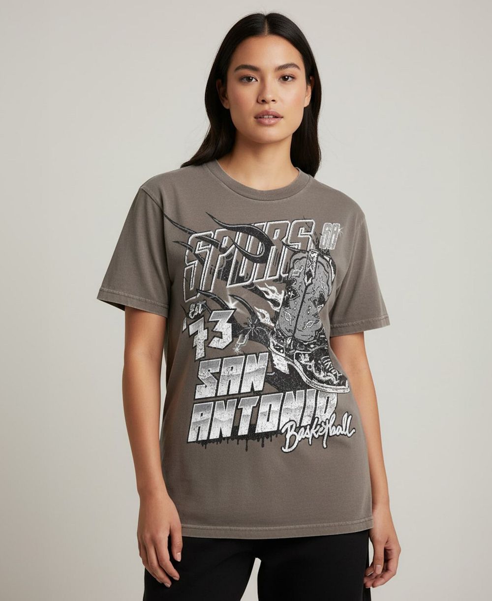 Мужская и женская футболка The Wild Collective Olive San Antonio Spurs Oversized Graphic