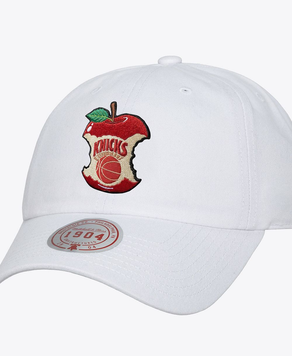 Мужская кепка Mitchell & Ness White New York Knicks Apple Bite 1904 Adjustable Dad Hat