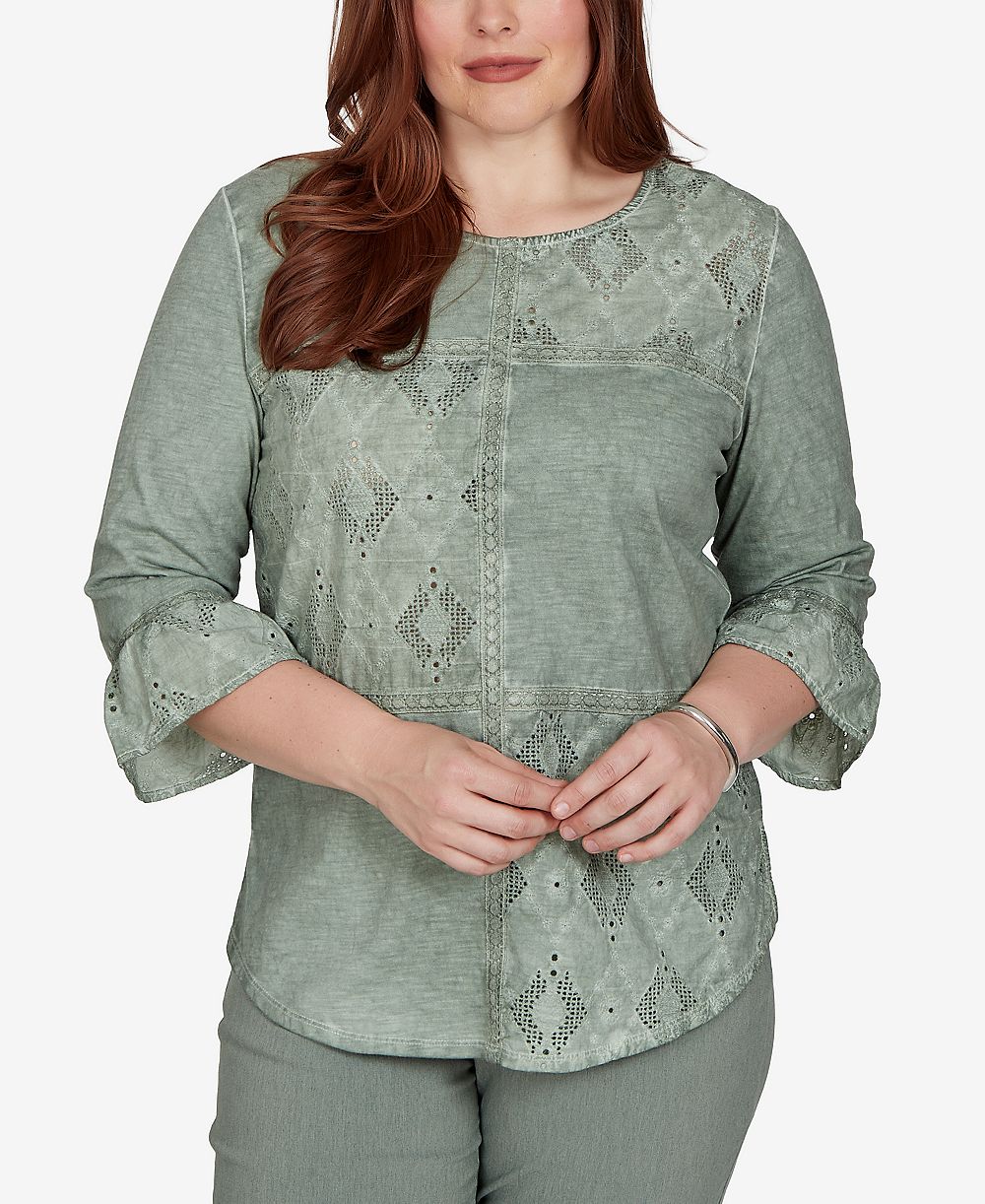 Блузка Alfred Dunner Petite Provence Tonal Spliced Patchwork 3/4-Sleeve Curved Hem